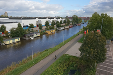 821460 Gezicht op het Merwedekanaal, vanaf de parkeergarage van de Jaarbeurs aan de Kanaalweg (voorgrond), met links ...